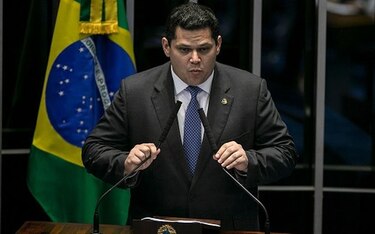 Senado de Brasil elige como presidente a aliado de Bolsonaro