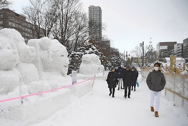 Celebran tradicional festival de nieve, sin nieve, en Sapporo