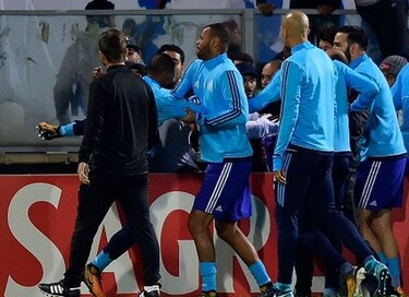 UEFA sancionará a Evra por patear a fanático