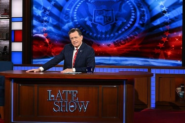 El presentador Stephen Colbert dice que CBS canceló la emisión de una entrevista con un candidato demócrata