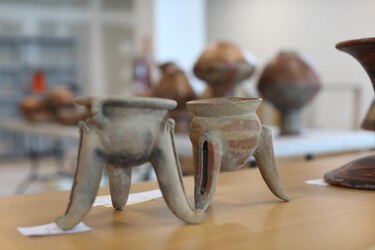 Clasifican las piezas que serán exhibidas en el restaurado Museo Reina Torres de Araúz