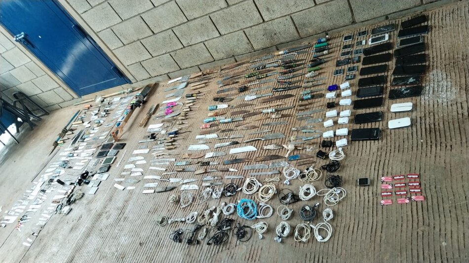 Decomisan 3,143 dólares, 62 celulares, dos palas y municiones en La Nueva Joya