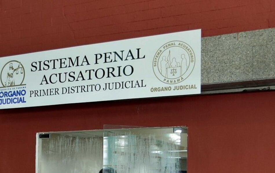 Funcionario vinculado a caso de armas ilegales se entrega