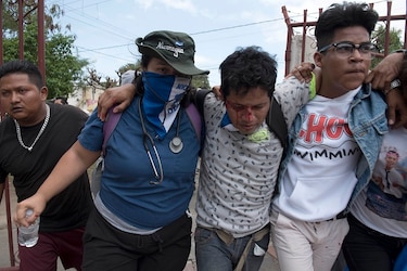 Sujetos armados chocan con manifestantes en Managua
