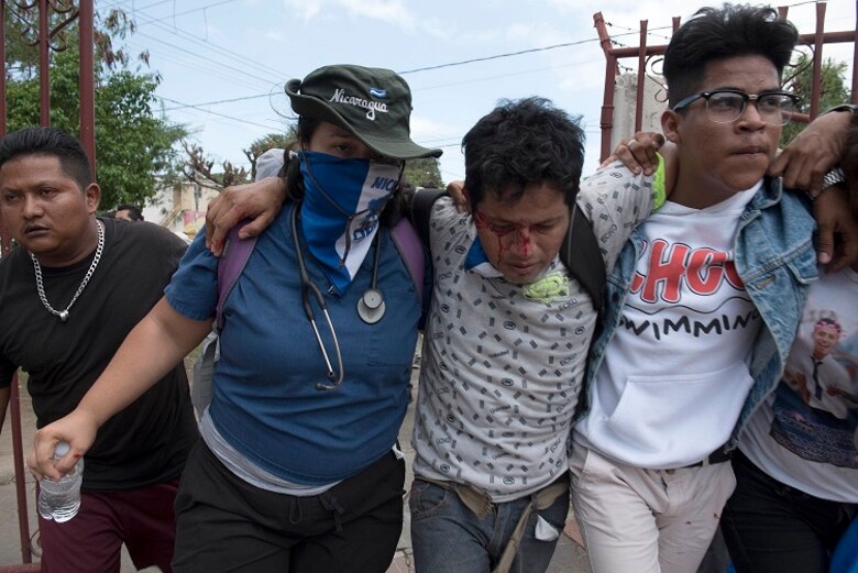 Sujetos armados chocan con manifestantes en Managua