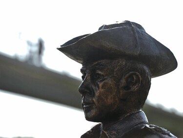 Busto de Omar Torrijos y los dos lados de la historia