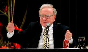 Warren Buffett dice no creer en la ‘riqueza dinástica’ y aconseja tratar testamento con los hijos