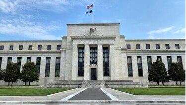 Variante Ómicron amenaza la economía de Estados Unidos, advierte presidente de la Reserva Federal