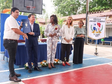 Meduca entrega 11 órdenes de proceder por $86 millones para mejoras y construcción de escuelas