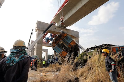 Al menos 32 fallecidos y decenas de heridos tras caer una grúa sobre un tren en Tailandia