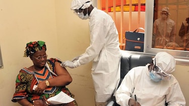 Vacuna experimental de ébola podría detener virus en África