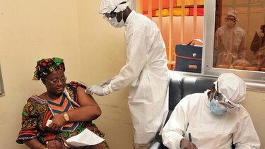Vacuna experimental de ébola podría detener virus en África