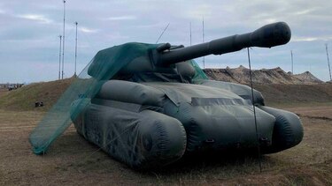 Tanques inflables y artillería empaquetada: así es la ‘guerra de utilería’ con la que Ucrania intenta engañar a las fuerzas rusas