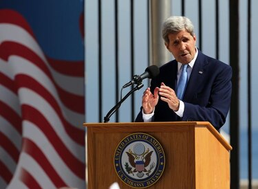 Kerry pide avances en derechos humanos en Cuba, tras izar bandera de EU