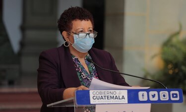 Renuncia ministra de Salud de Guatemala criticada por compra de vacunas a Rusia