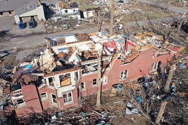 Devastadores tornados dejan más de 80 muertos en cinco estados de Estados Unidos