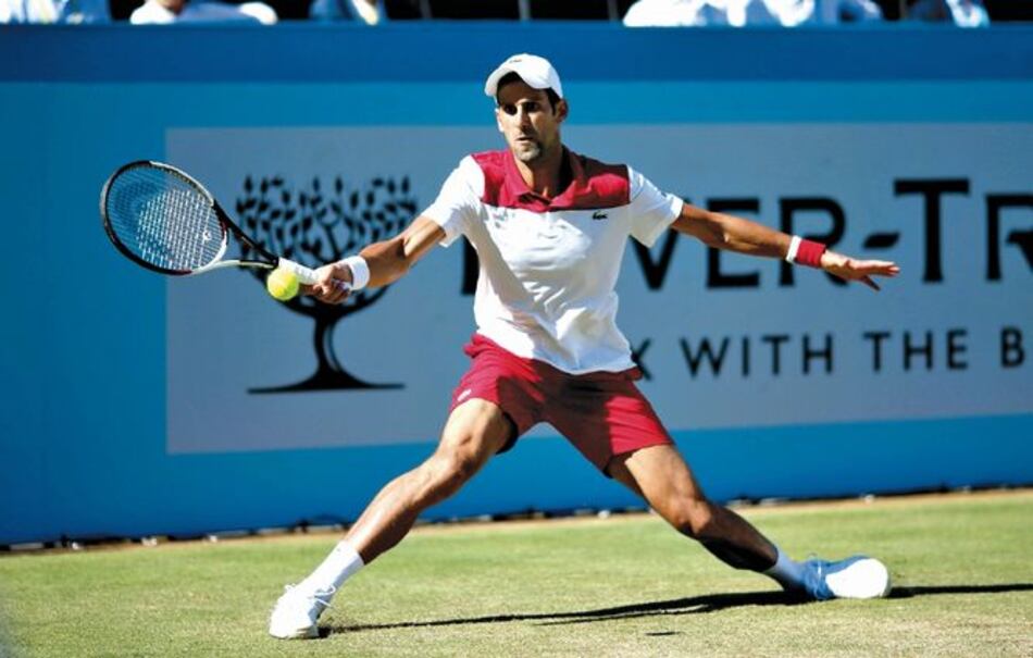 Djokovic llega a 800 victorias al avanzar a semis en Queen’s