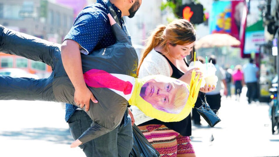 Palos al Trump ‘piñata’