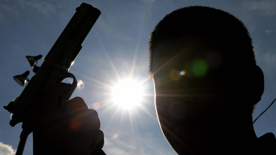 Atentado contra Miguel Uribe Turbay: los miles de menores que durante décadas han sido reclutados por grupos armados para matar en Colombia