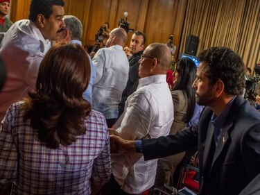 Presidente venezolano y líder opositor se dan la mano