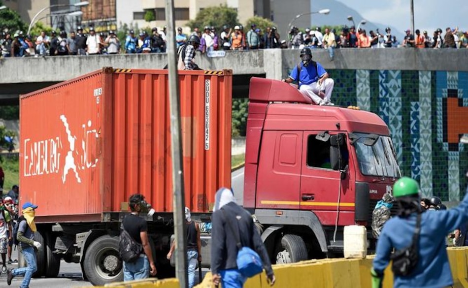 Opositores venezolanos trancan calles en repudio por muerte de manifestante