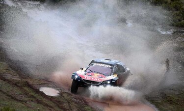 Peterhansel gana la octava etapa; Sainz sigue dominando
