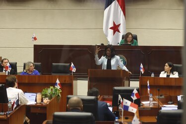 Ministra de Educación responde cuestionario en la Asamblea, pero sesión es cerrada por falta de quórum