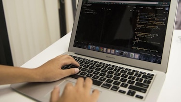 Apple cumple 50 años: 3 productos del gigante tecnológico que cambiaron nuestras vidas (y 3 que fracasaron)