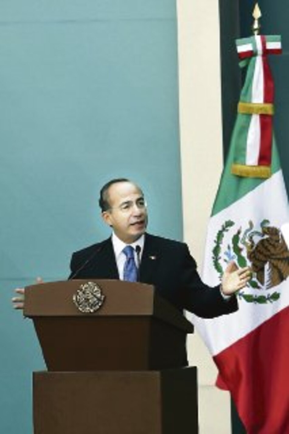 Sondeos revelan baja popularidad de Calderón