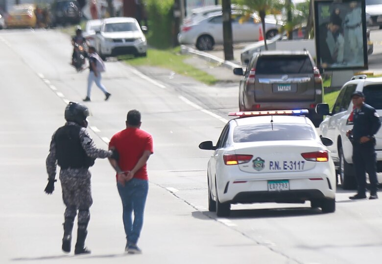 Arrestan a los ocupantes del vehículo que protagonizó un tiroteo en la Ricardo J. Alfaro