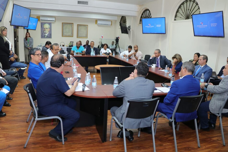 Gremios médicos piden pagos adeudados y de turno a las autoridades de salud