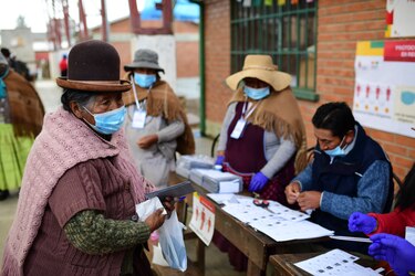 Bolivianos arrancan elección presidencial, un año después de la renuncia de Evo Morales