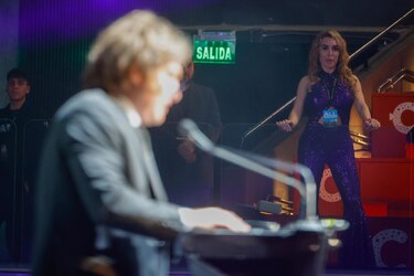 Javier Milei culmina 2023 acudiendo a la función teatral en la que su pareja lo imita