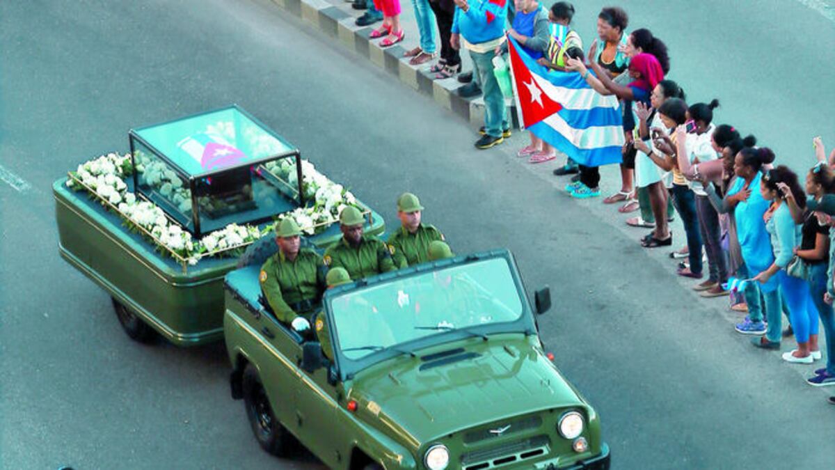 Vitoreada a su paso por las calles de La Habana, la urna que contiene los restos mortales del exlíder cubano inició su viaje de cinco días hacia Santiago de Cuba, dond