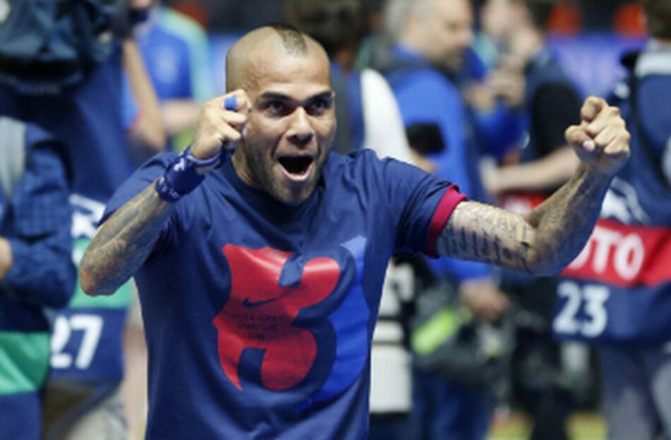 Dani Alves renueva por dos años más con el Barcelona