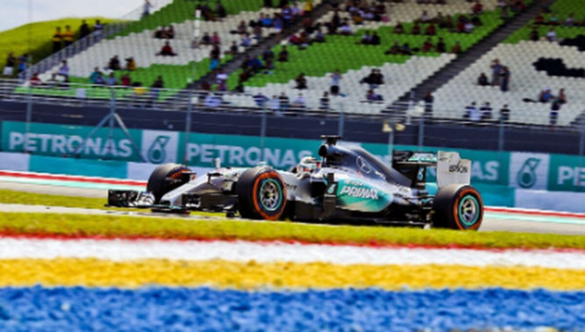 Hamilton y Rosberg dominan los ensayos; Raikkonen da la pelea