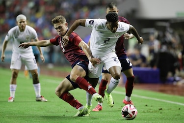 César Blackman no tiene problemas para jugar por la banda izquierda