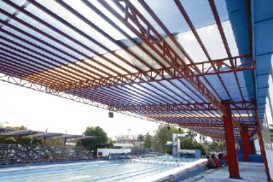 Techo de la piscina se cae a pedazos