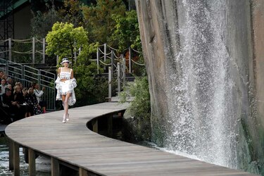 Chanel recrea un universo acuático para ninfas con botas de lluvia