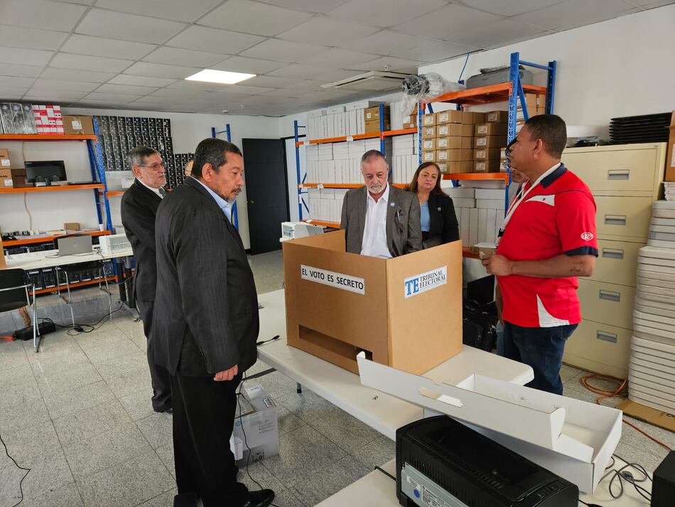 Tribunal Electoral hace pruebas al sistema de voto electrónico