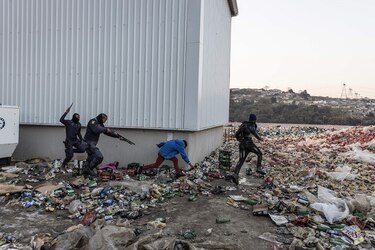 Presidente de Sudáfrica ve intento de ‘insurrección’ en violencia que deja 212 muertos