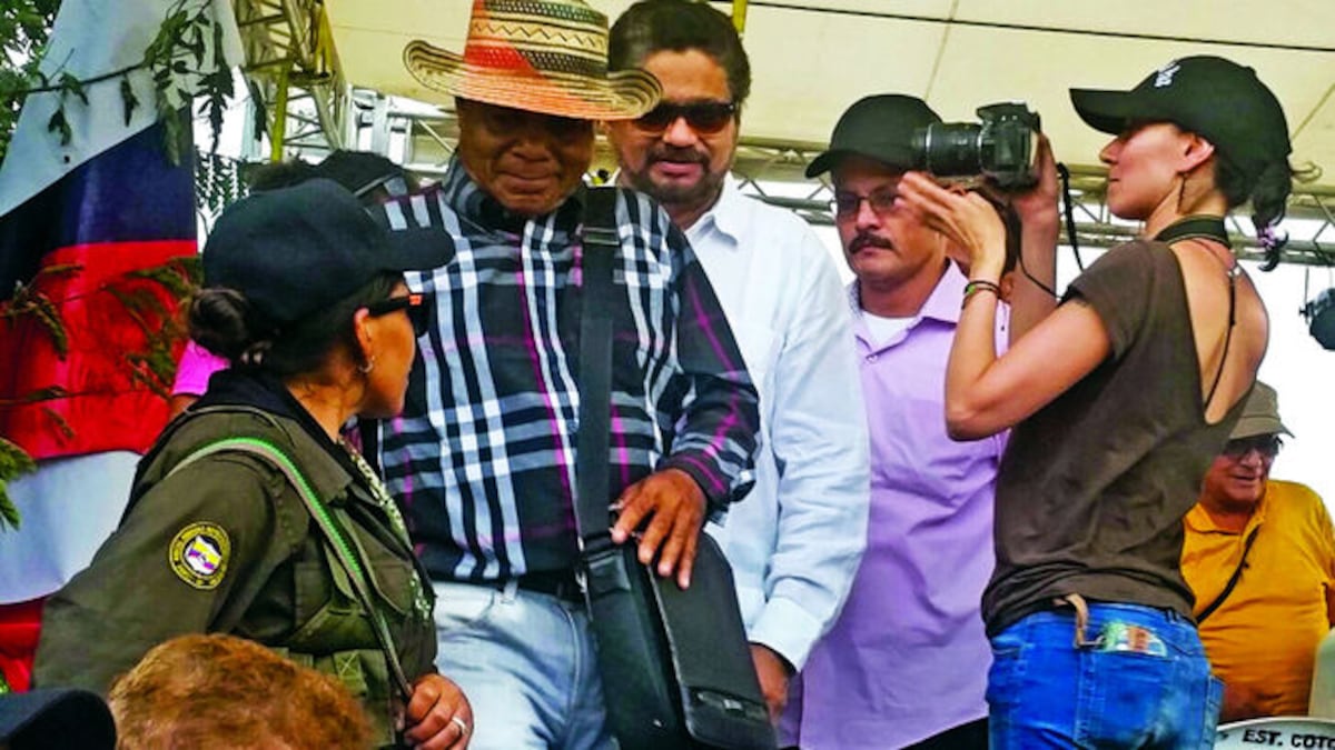 El jefe negociador de la guerrilla, Iván Márquez (al medio, con camisa blanca y lentes oscuros) durante la reunión en la comunidad de El Conejo, en La Guajira, a la que también asistiero