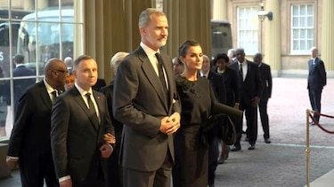 Los reyes de España junto a Juan Carlos I, en el funeral de Isabel II