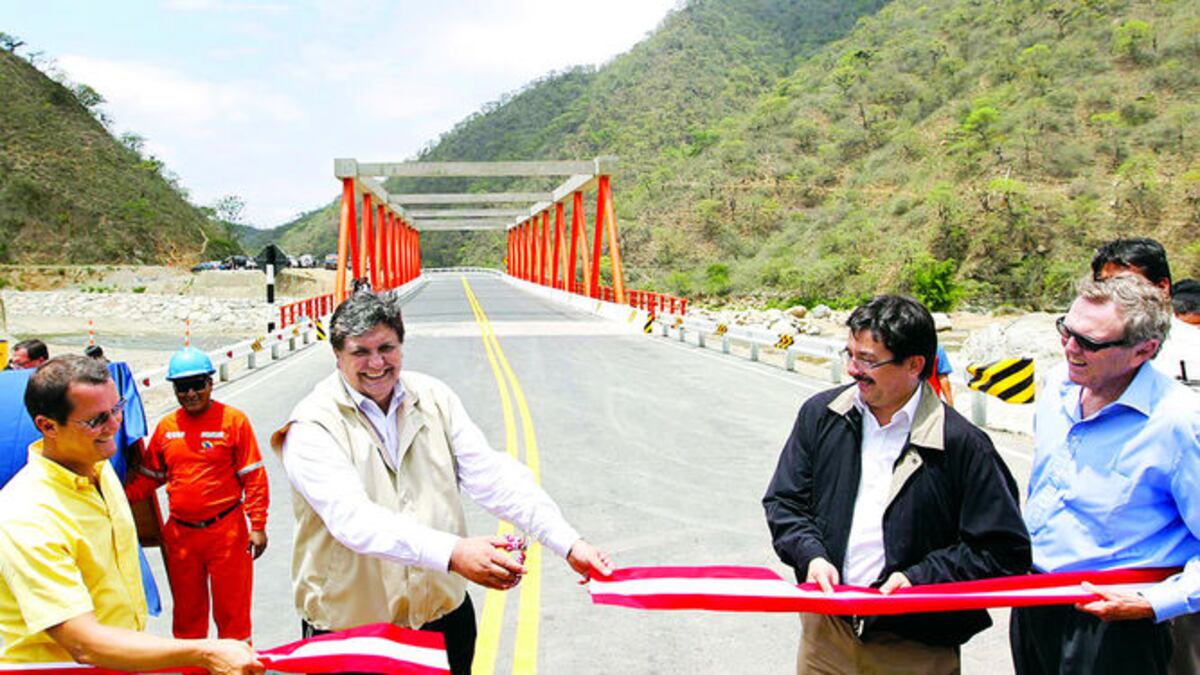 En febrero de 2011, el entonces presidente de Perú, Alán García (con las tijeras), inauguró el tramo vial Olmos-Corral Quemado, perteneciente a la carretera IIRSA Norte. Cortesía IDL-Re