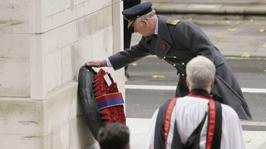 Príncipe Carlos encabeza ceremonia del Día del Armisticio