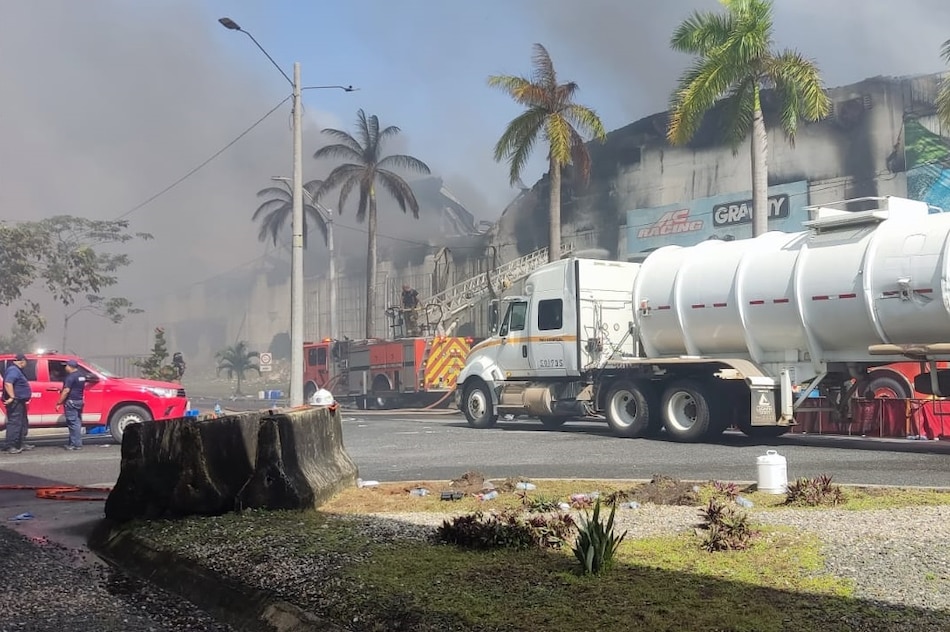 Incendio en Zona Libre de Colón: tras 48 horas, bomberos luchan por extinguir el fuego