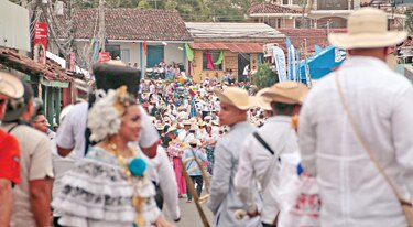 Estado gasta $342 mil en desfile de Las Mil Polleras