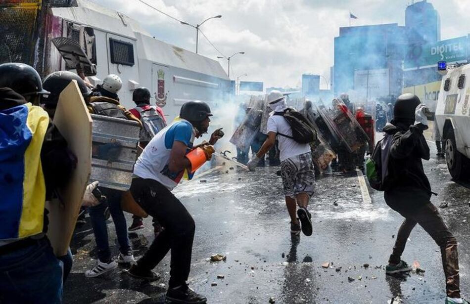 Antimotines lanzan gases contra multitudinaria marcha opositora en Venezuela