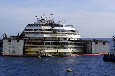 Comienza en Italia operación para sacar a flote a crucero 'Concordia'