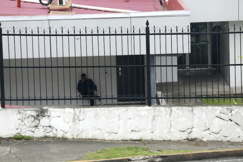 Así es el búnker de Benicio Robinson: área de secretarías, sala privada y acceso restringido